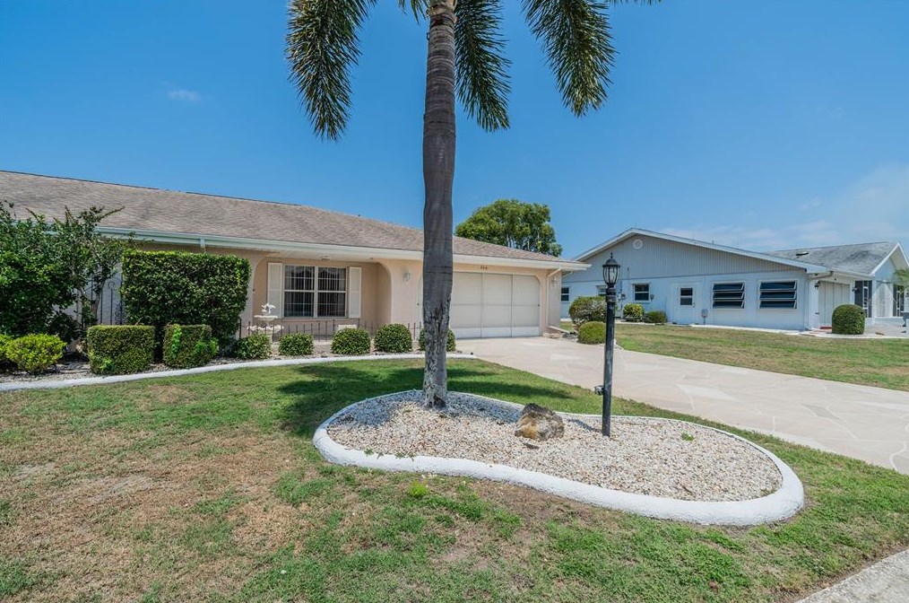 806 Bluewater Dr, Ruskin FL  33573-6277 exterior