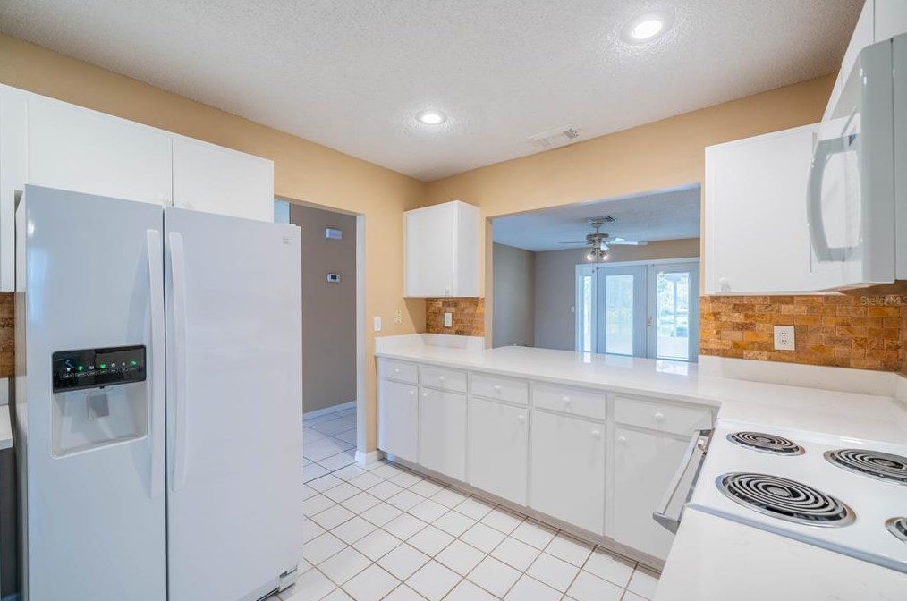 806 Bluewater Dr, Ruskin FL  33573-6277 exterior