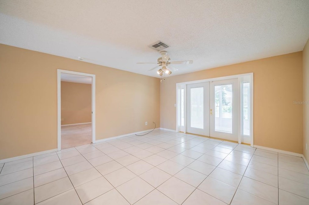 806 Bluewater Dr, Ruskin FL  33573-6277 exterior