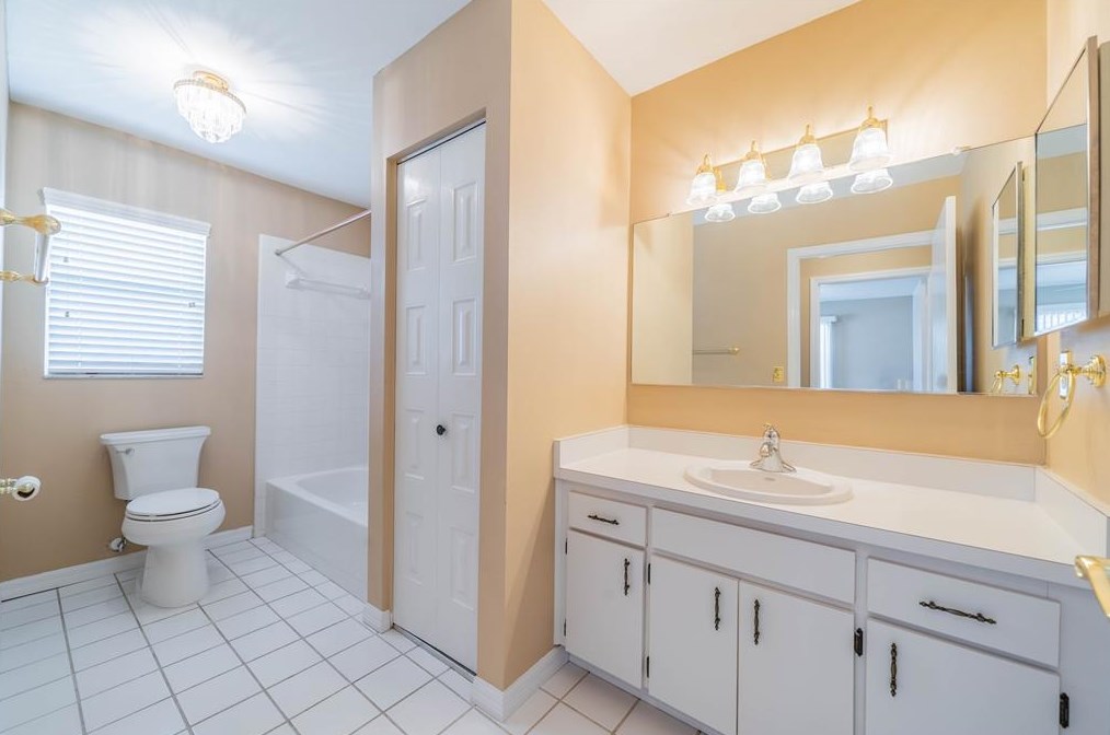 806 Bluewater Dr, Ruskin FL  33573-6277 exterior