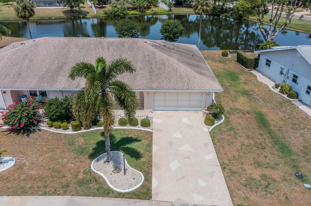 806 Bluewater Dr, Ruskin FL  33573-6244 exterior