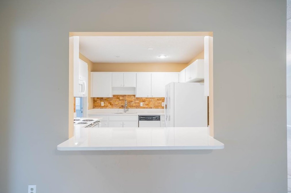 806 Bluewater Dr, Ruskin FL  33573-6277 exterior