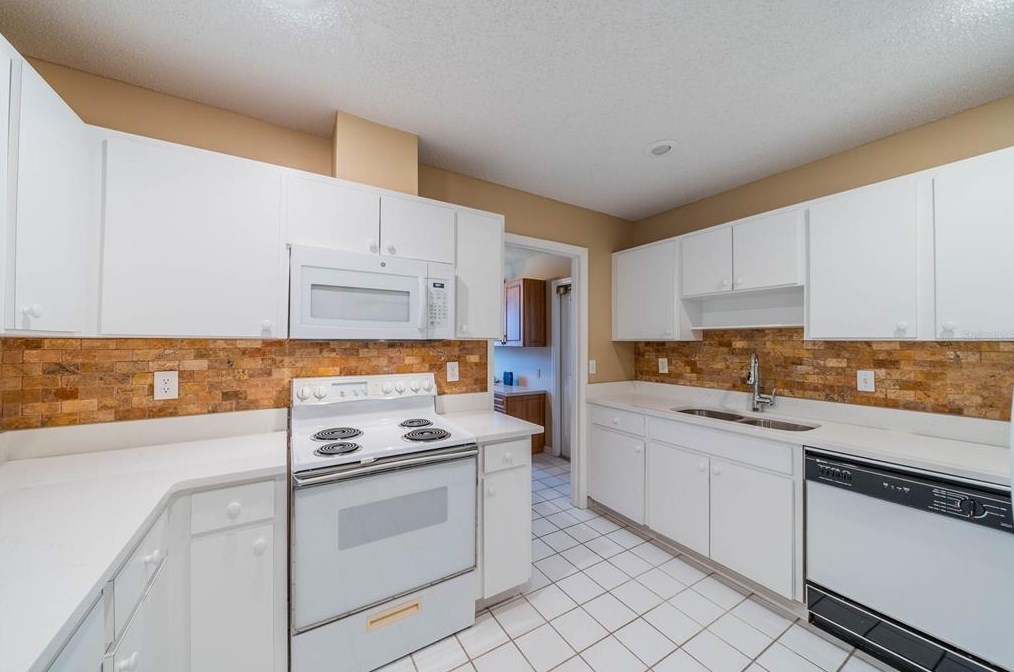 806 Bluewater Dr, Ruskin FL  33573-6277 exterior