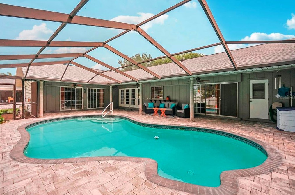 315 Manatee Dr, Ruskin FL  33570-5630 exterior