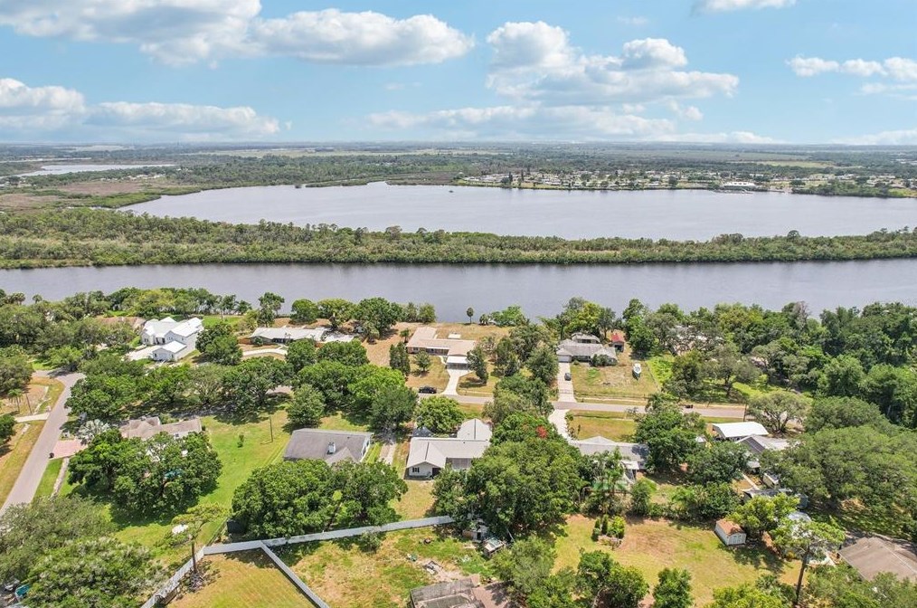 315 Manatee Dr, Ruskin FL  33570-5630 exterior