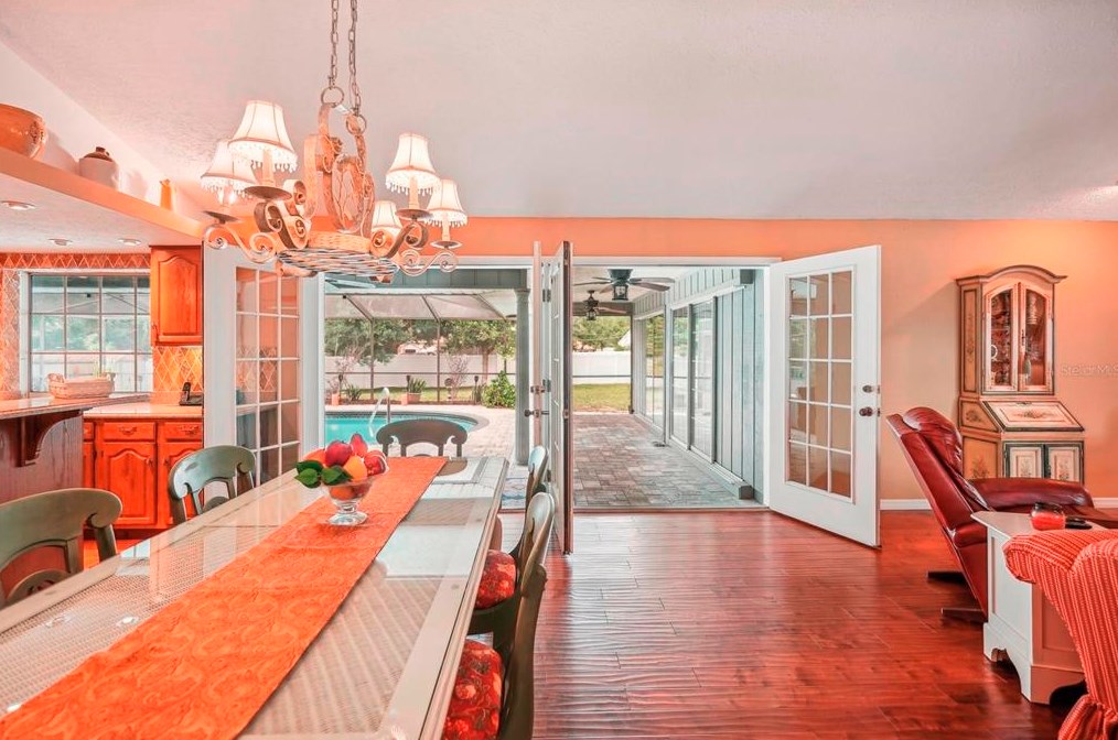 315 Manatee Dr, Ruskin FL  33570-5630 exterior