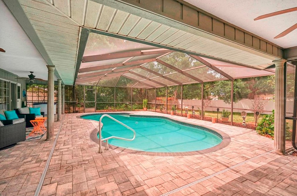 315 Manatee Dr, Ruskin FL  33570-5630 exterior