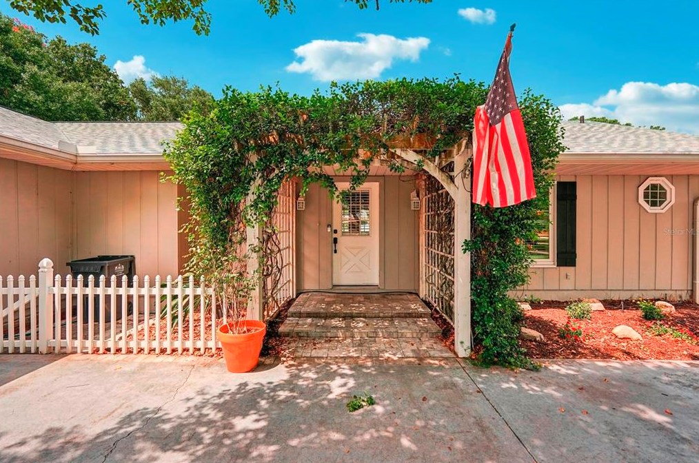 315 Manatee Dr, Ruskin FL  33570-5630 exterior