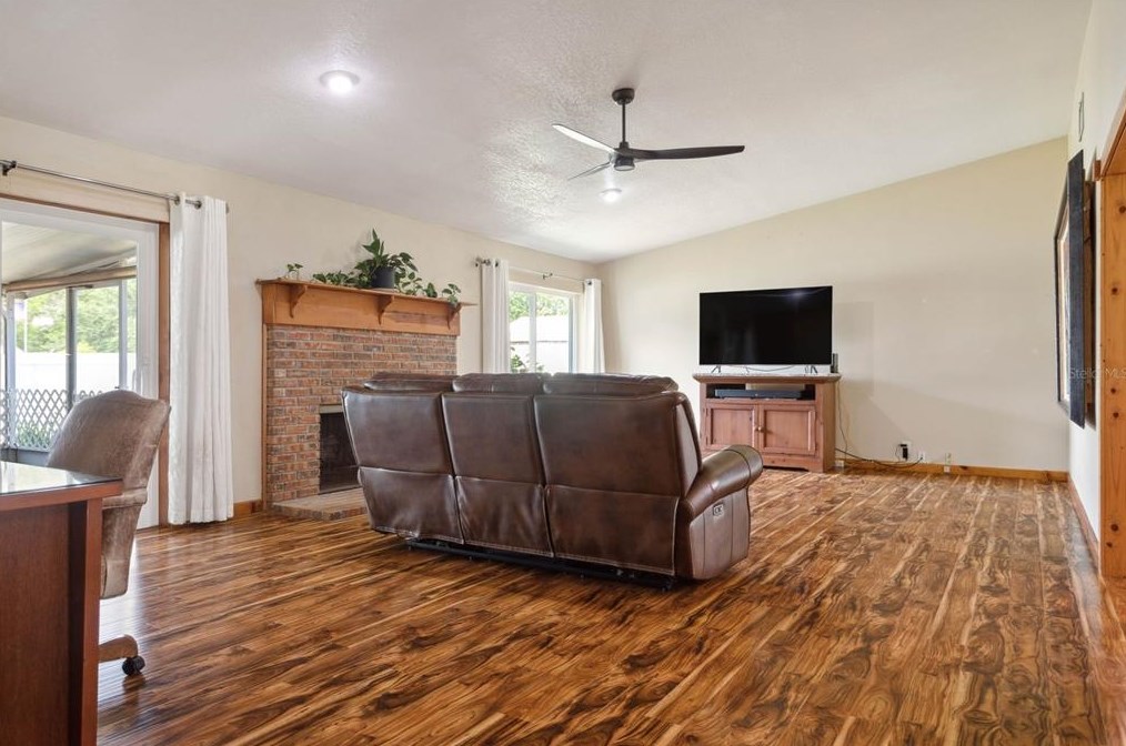 1950 Clement Rd, Lutz FL  33549-5557 exterior