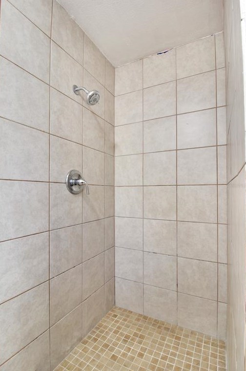 3215 Deerfield Dr, Tampa FL 33619-6526 exterior