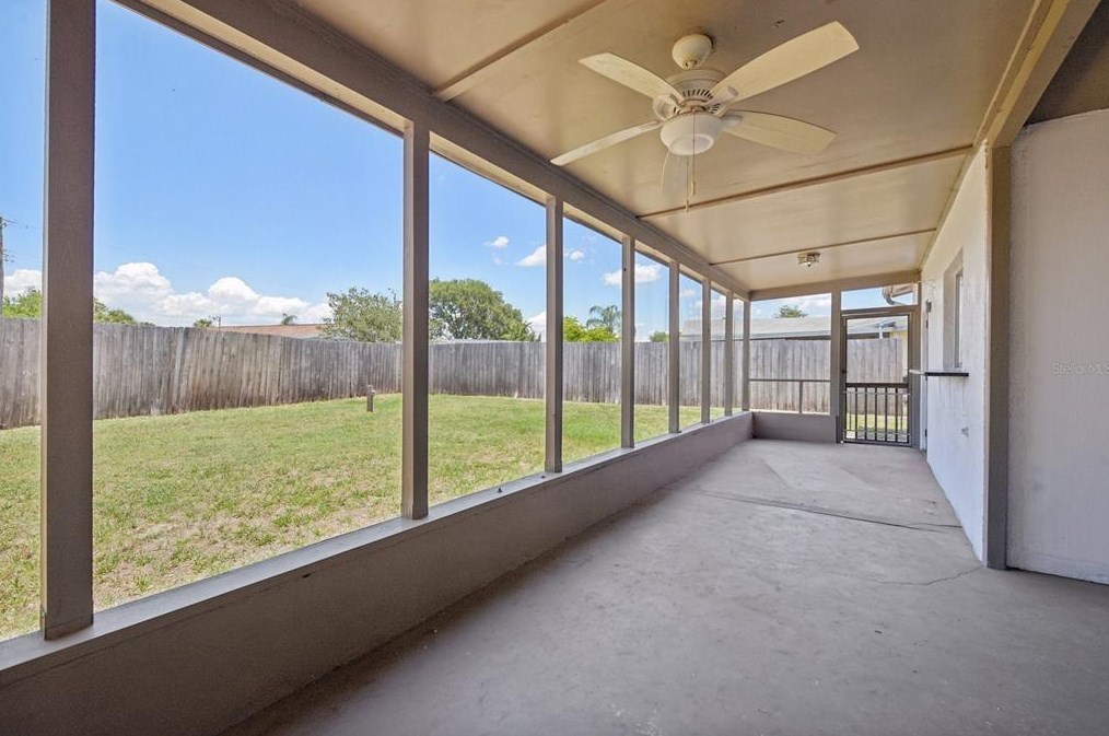 557 Flame Tree Dr, Ruskin FL  33572-2515 exterior