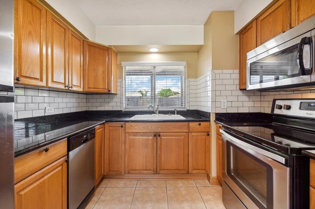 557 Flame Tree Dr, Ruskin FL  33572-2515 exterior