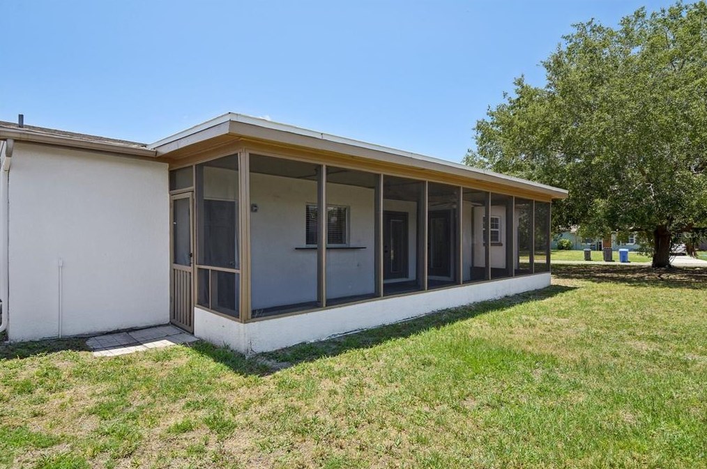 557 Flame Tree Dr, Ruskin FL  33572-2515 exterior