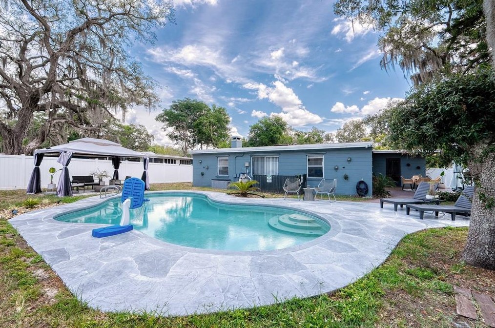 416 Berwick Ave, Tampa FL 33617-7810 exterior