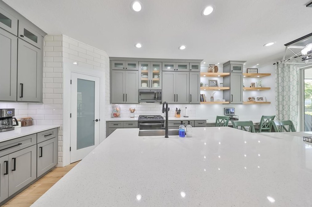 6903 Old Benton Dr, Ruskin FL  33572-1765 exterior