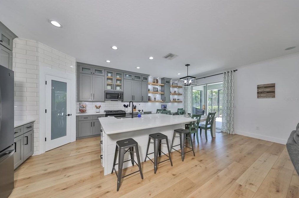 6903 Old Benton Dr, Ruskin FL  33572-1765 exterior