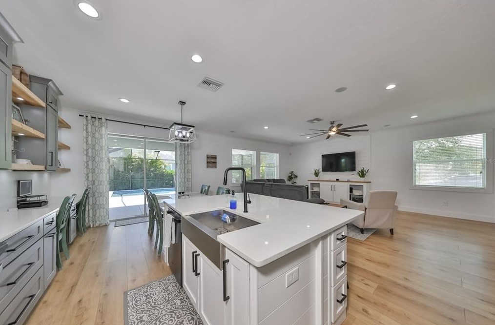 6903 Old Benton Dr, Ruskin FL  33572-1765 exterior