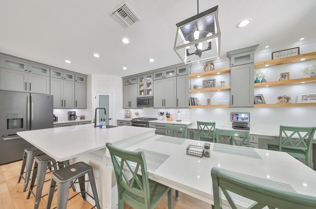 6903 Old Benton Dr, Ruskin FL  33572-1765 exterior
