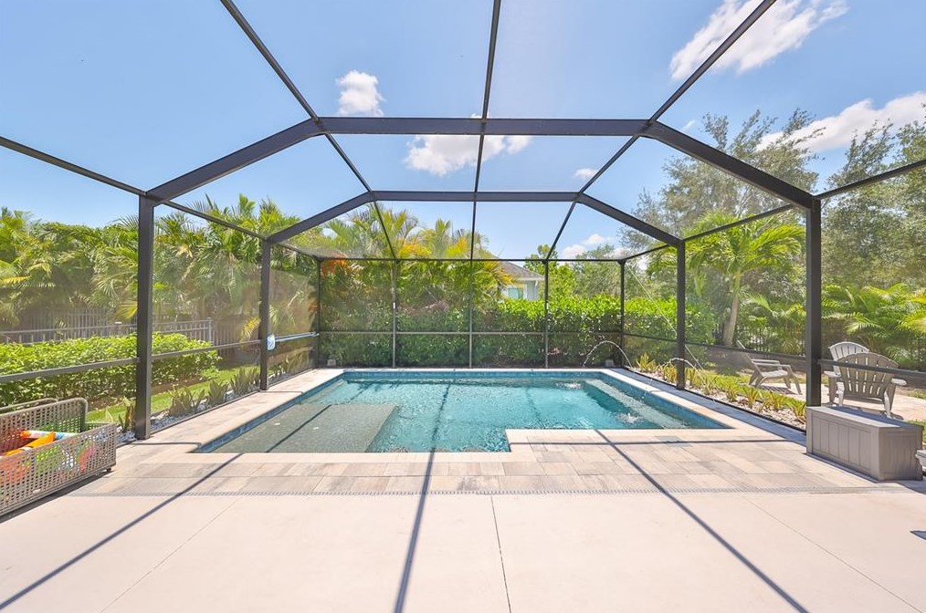 6903 Old Benton Dr, Ruskin FL  33572-1765 exterior