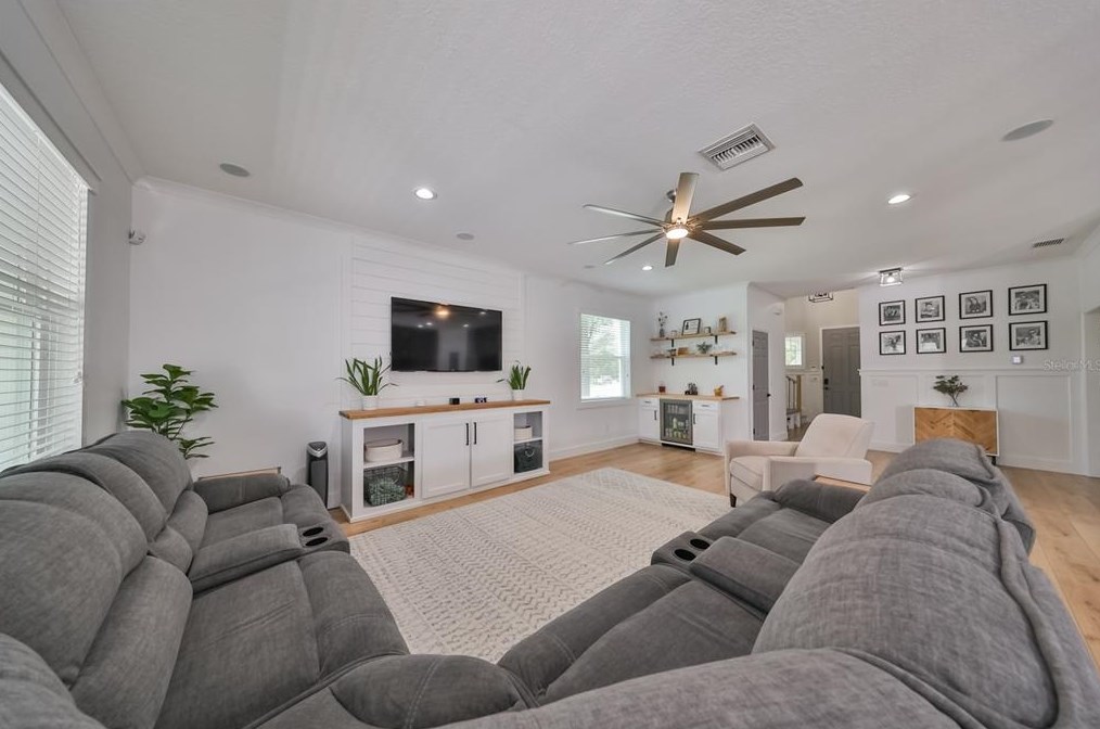 6903 Old Benton Dr, Ruskin FL  33572-1765 exterior