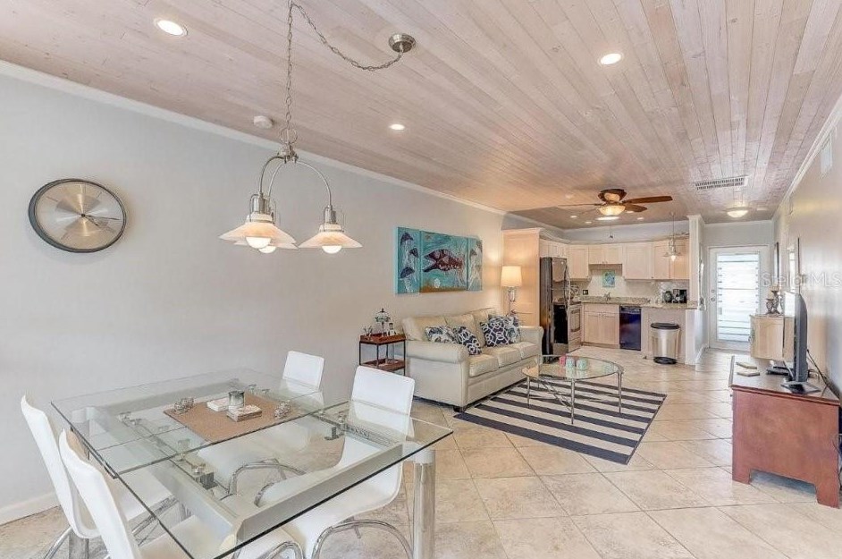 26 Seaside Ct, Holmes Beach FL  34217-1544 exterior