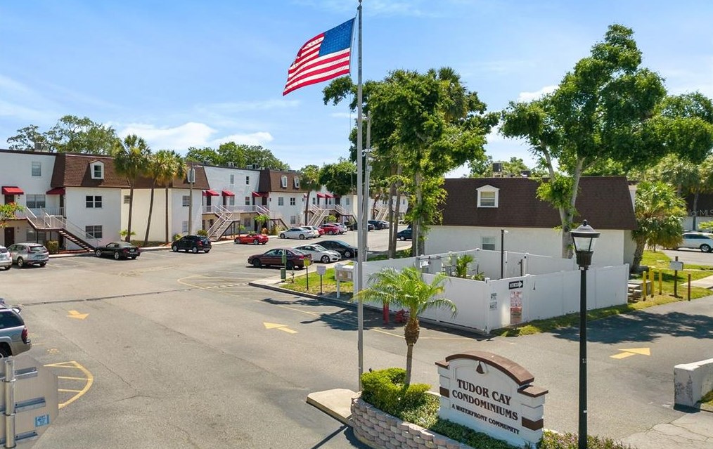 9105 Tudor Dr, Tampa FL 33615-3708 exterior