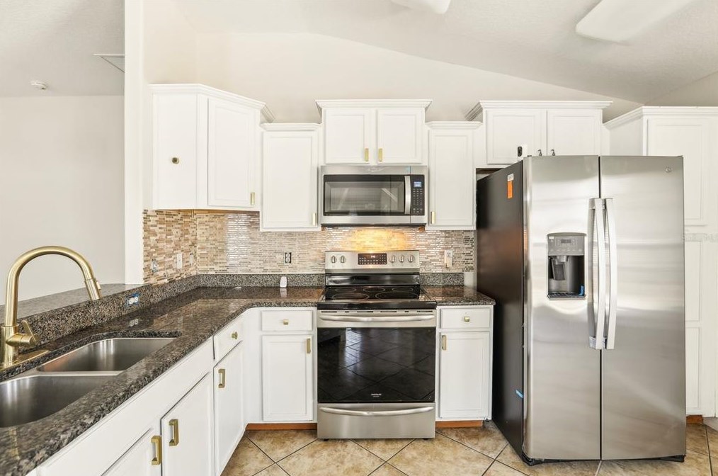 8002 Alamosa Wood Ave, Ruskin FL 33573-0144 exterior