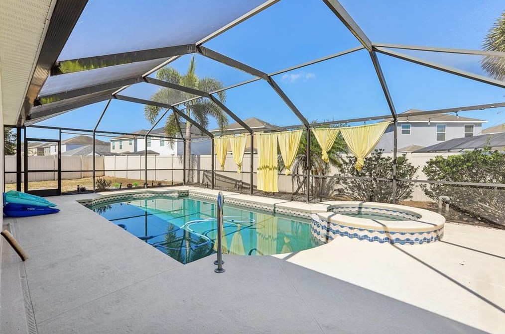 8002 Alamosa Wood Ave, Ruskin FL 33573-0144 exterior