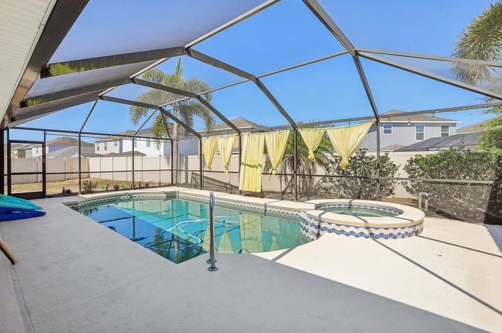 8002 Alamosa Wood Ave, Ruskin FL 33573-0144 exterior