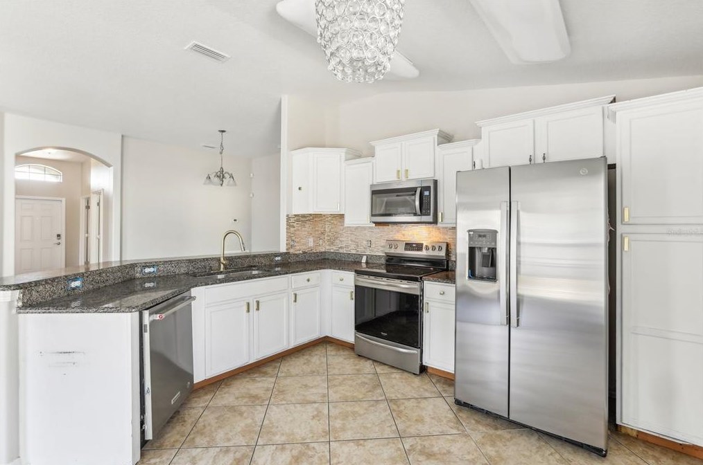 8002 Alamosa Wood Ave, Ruskin FL 33573-0144 exterior