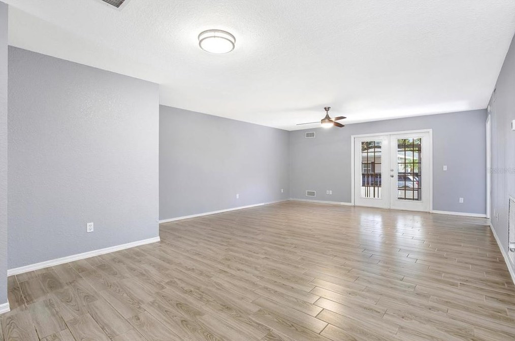 101 47th Ave, Saint Petersburg FL  33703-3905 exterior