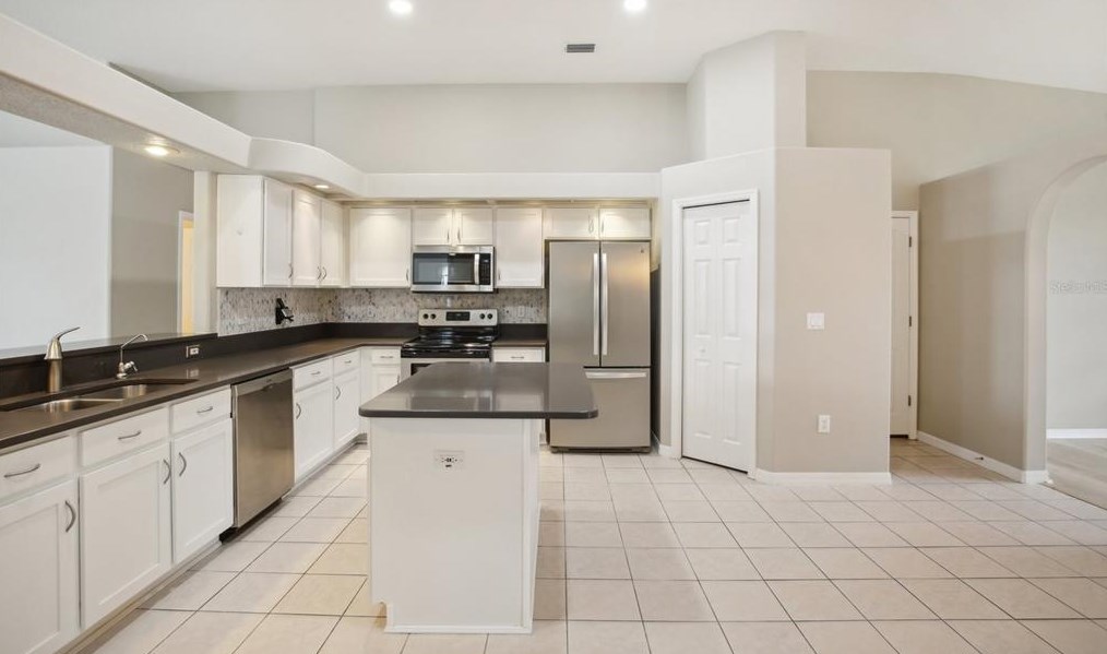 10010 Kingshyre Way, Tampa FL 33647-2875 exterior