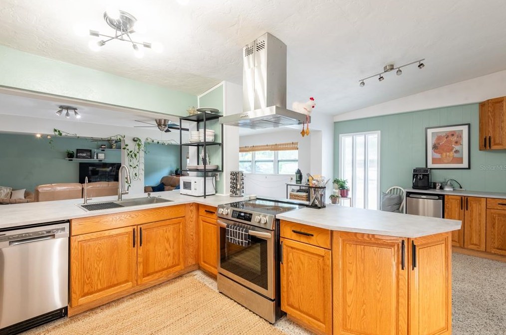 811 River Dr, Tampa FL  33617-7839 exterior