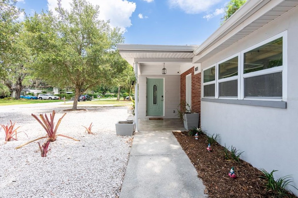 811 River Dr, Tampa FL  33617-7839 exterior