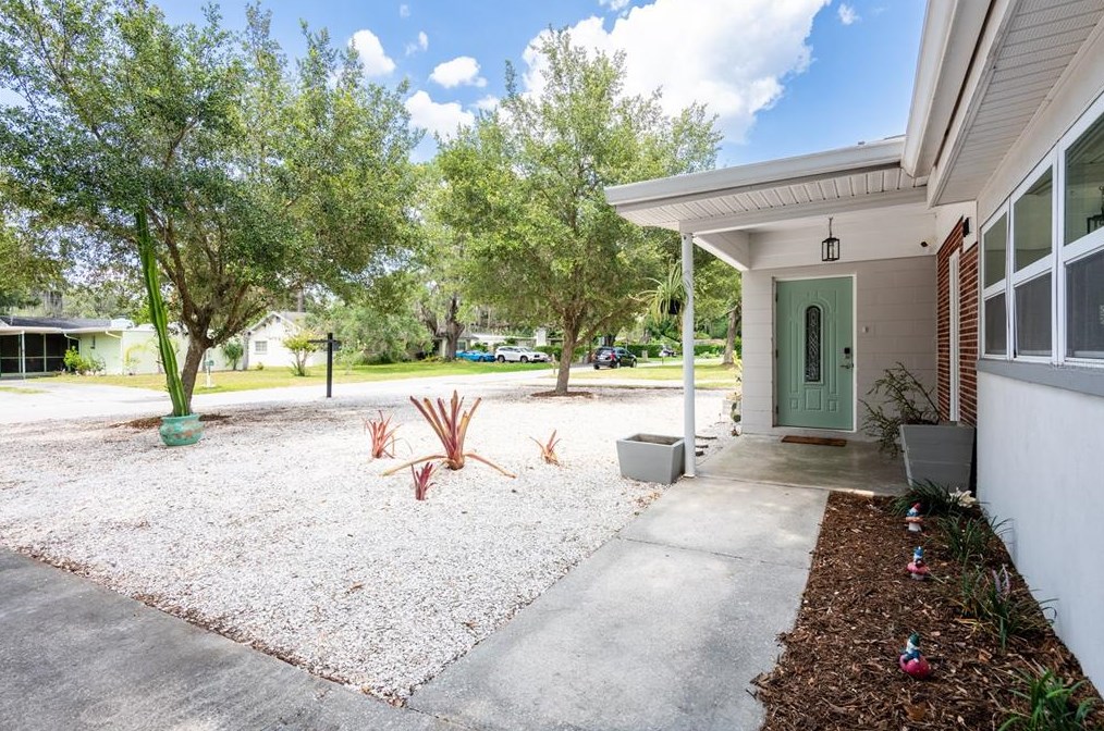 811 River Dr, Tampa FL  33617-7839 exterior