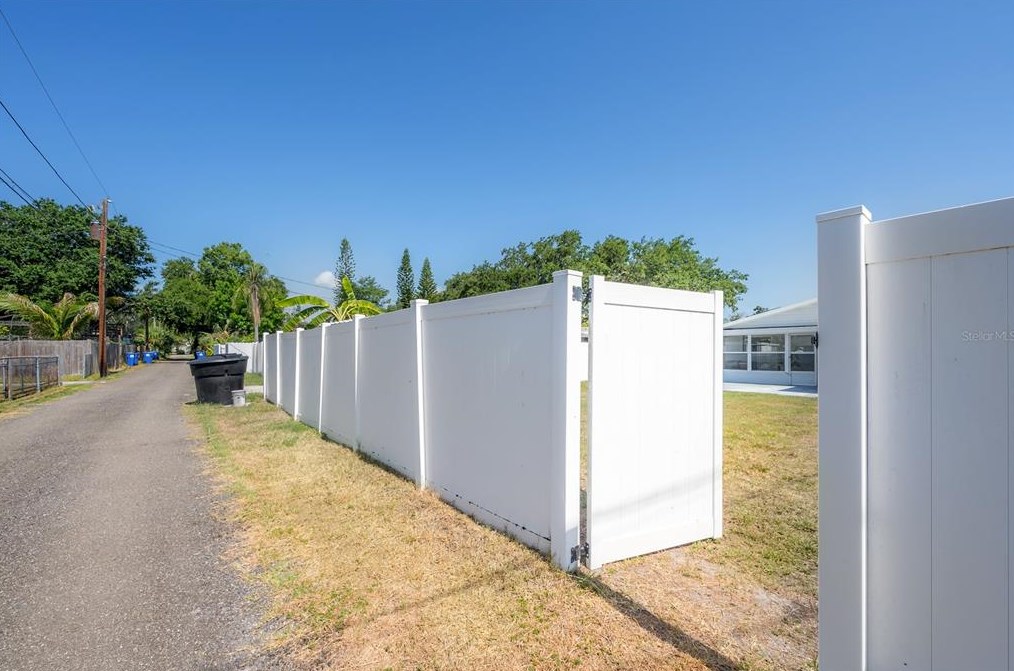 826 90th Ave, Saint Petersburg FL  33702-3024 exterior