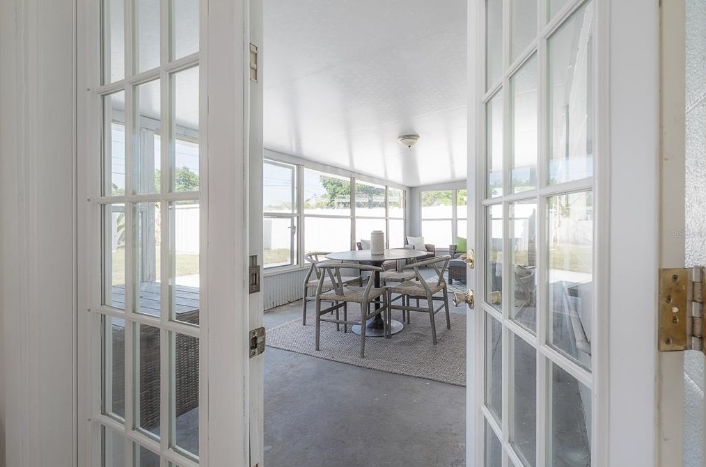 826 90th Ave, Saint Petersburg FL  33702-3024 exterior