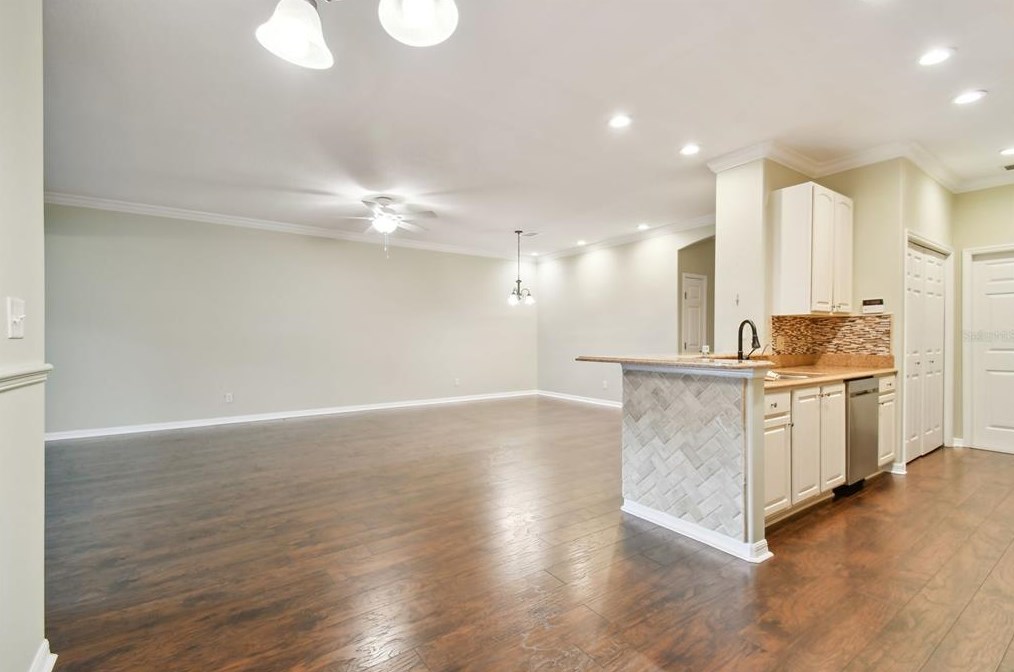 8635 Alexandra Arbor Ln, Tampa FL 33637-6330 exterior