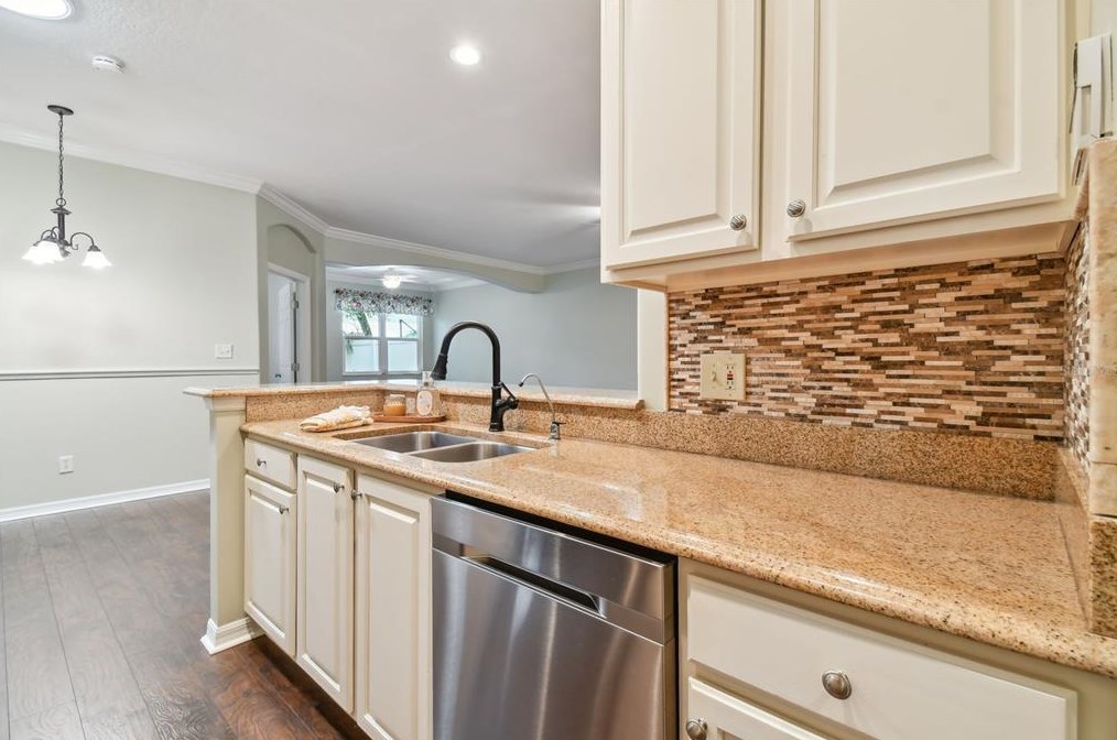 8635 Alexandra Arbor Ln, Tampa FL 33637-6330 exterior