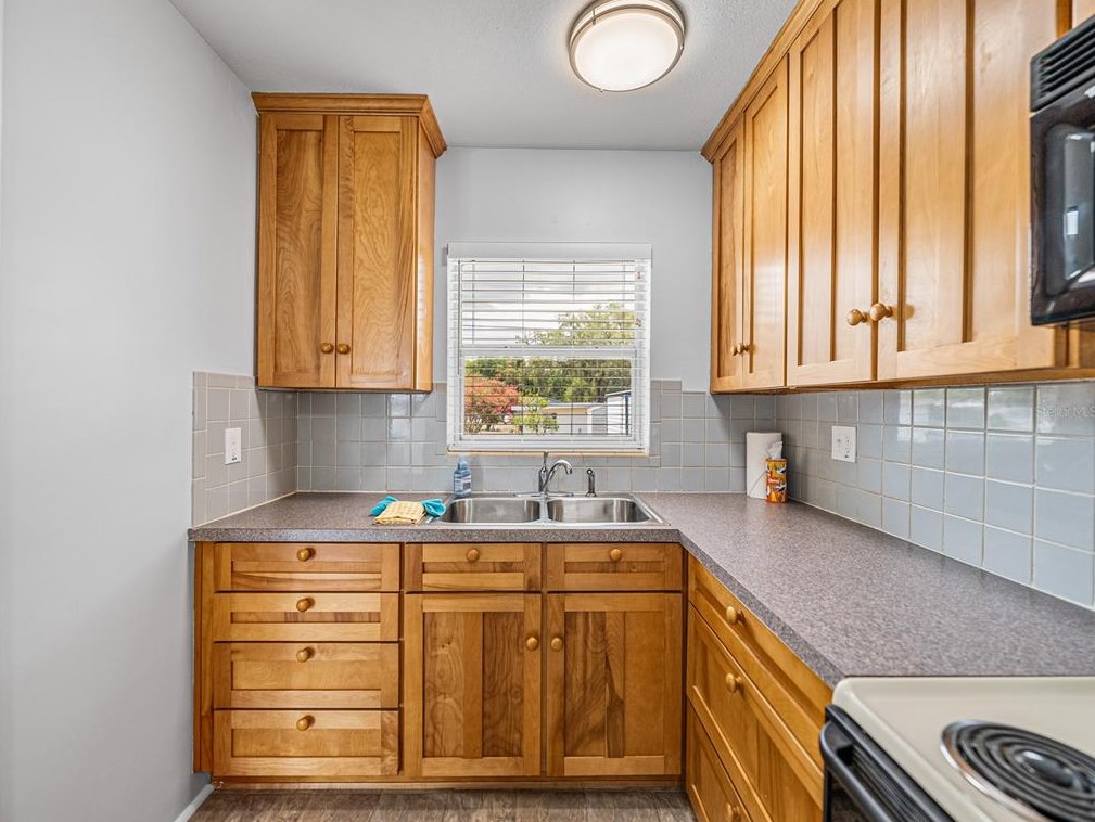 39055 Park Dr, Zephyrhills FL 33542-4654 exterior