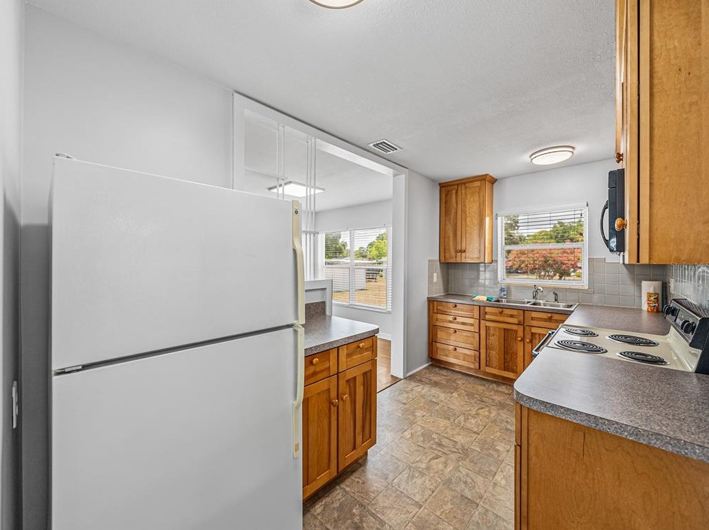 39055 Park Dr, Zephyrhills FL 33542-4654 exterior