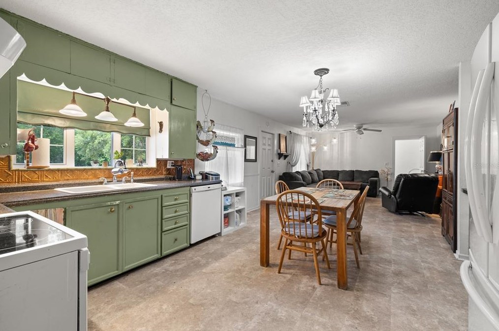 16637 Livingston Ave, Lutz FL  33559-5767 exterior