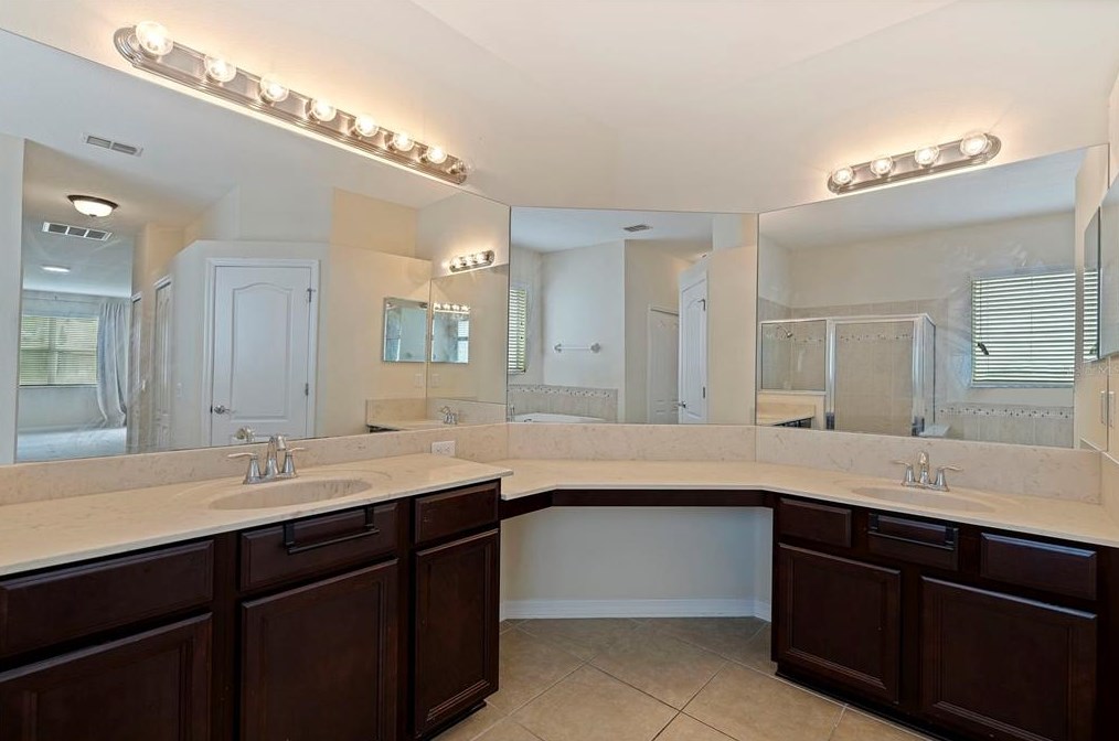 10831 Breaking Rocks Dr, Tampa FL 33647-3585 exterior