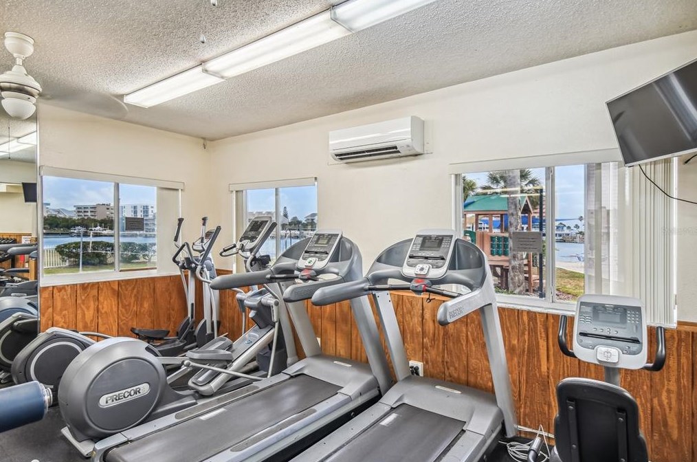 10221 Imperial Pt Dr, Largo FL 33774-5018 exterior