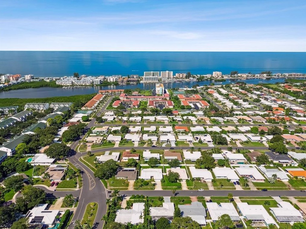 10221 Imperial Pt Dr, Largo FL 33774-5018 exterior