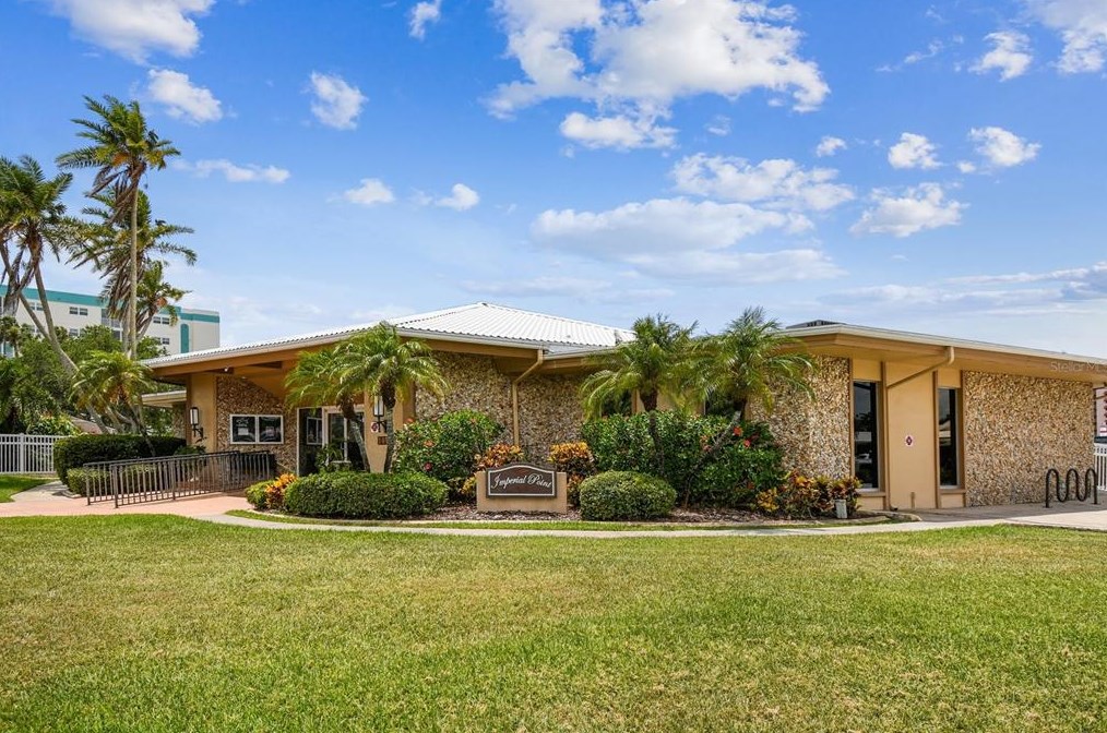 10221 Imperial Pt Dr, Largo FL 33774-5018 exterior