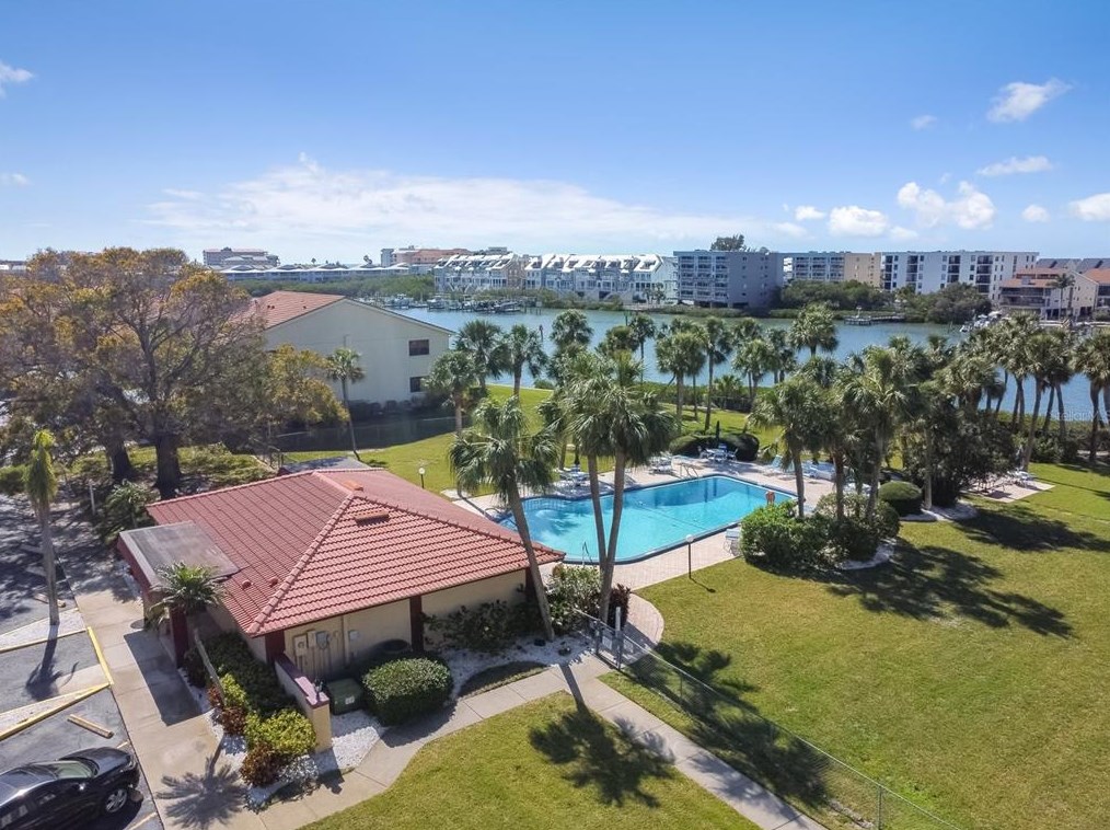 10221 Imperial Pt Dr, Largo FL 33774-5018 exterior