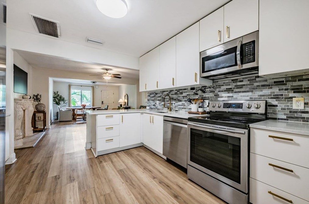 3100 34 Ave, Saint Petersburg FL  33713-1523 exterior