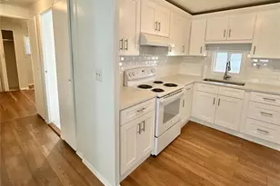 678 Mt Madison Ave NE, Saint Petersburg, FL 33702 - Photo 5