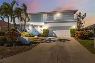 727 Key Royale Dr, Holmes Beach, FL 34217 - Photo 1